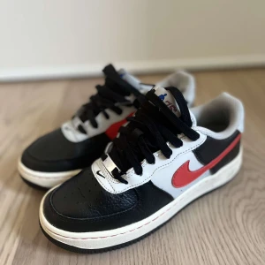 Nike air force  svarta röda och vita  - Ett par svarta, röda och vita Nike air force storlek 37,5.  pris kan diskuteras.