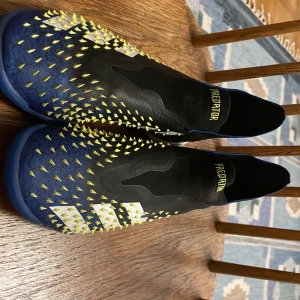 Adidas predators Demonskin - Dom här grus skorna är använde några gånger har tvättat dom super mycket. Dom är i super bra sick och kan gärna diskutera pris nya kostar 2300