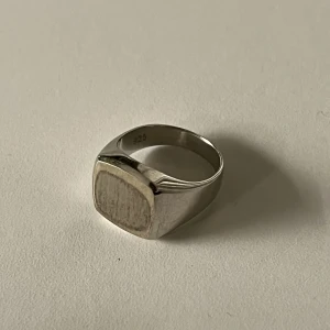 Klackring i silver - Äkta klackring i silver! Lite skum slitning på framsidan men de kanske går att få bort(?). Size 19 kom med prisförslag! 