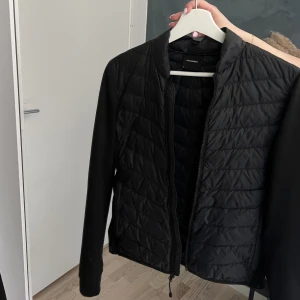 Väst/tröja från Peak - Skitnsygg cardigan från peak performance strl S. Perfekt att ha under jacka eller bara som den är nu till våren!🤩Varsamt använd och inga defekter. Skriv för fler bilder 