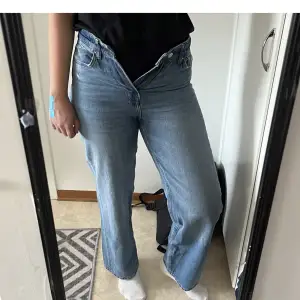 Nya jeans som är köpta från hm. Använda en gång o säljs oga blev för små när jag la i tvätten. Kan gå ner i pris. Tryck gärna på köp nu. Köparen står för frakten 💞💞