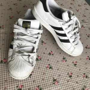 Adidasskor  - Fina adidas skor i okej skick❤️ storlek38. Säljer pga för småa 💕
