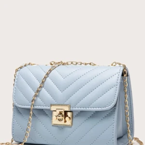 Handväska  - Jag säljer en handväska vars färg e babyblå. Den kostar 99 kr då jag köpte den för 119 kr 💜💙💚💛❤️