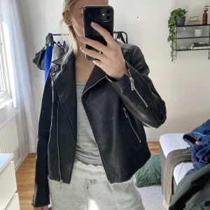 Skinnjacka  - Säljer då den är för liten för mig tyvärr. Svart skinnjacka från HM, köpte från Plick men har inte kunnat använda den:(  200kr inkl frakt💞
