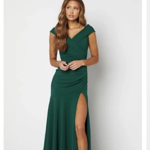 Balklänning  - Säljer mina fina balklänning, använd en gång. Inga slitage. 