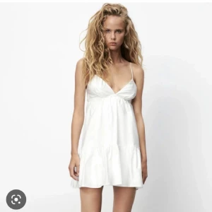 Zara klänning - M, Lappar kvar, normal i storleken möjligtvis något stor, tar inga bilder pga priset