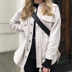 Rutig skjortjacka  - Beige/vit rutig skjortjacka i storlek S🥰 Är lite sliten under armarna men annars en jättefin vårjackan 💛Hör av er om ni vill ha fler bilder 😍