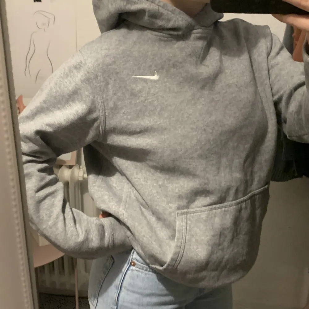 Nike hoodie i mycket bra skick🤩är en XL i barnstorlek, men passar bra på mig som vanligtvis bär XS/S🤗. Hoodies.
