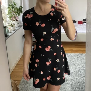Sommarklänning - Har sytt in den lite i midjan så den sitter som en smäck, nyskick. Passar xxs/xs💗