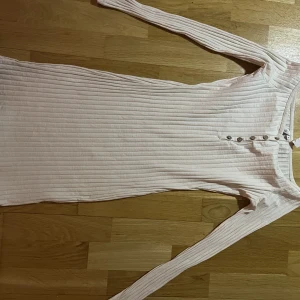 Klänning  - Från NELLY ribbad snygg klänning 