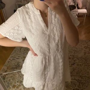 Studentklänning - Vit klänning från shein. Fin till studenten. Aldrig använd, säljer då den var för stor. Bra kvalite! Köpt för 259kr. Storlek S, men passar större.