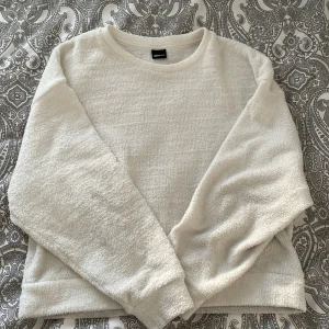 Tröja från Gina - Tröja från Gina Tricot, använd ett fåtal gånger men i mycket fint skick ☺️ Storlek L men sitter bra på mig som vanligtvis har S/M
