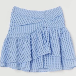 Blå kjol  - Säljer denna blå kjol från hm i storlek 32.