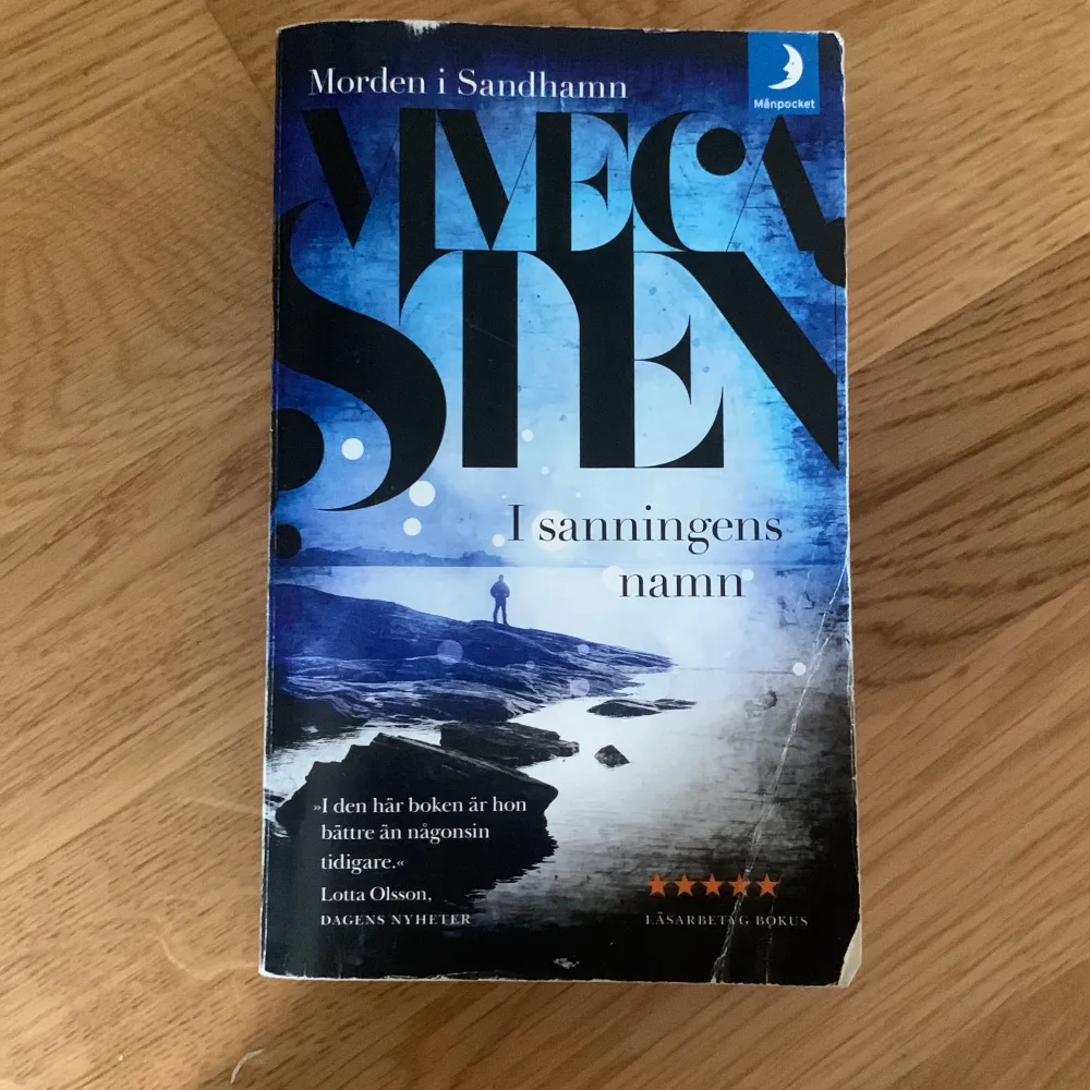 Hejsan! Säljer ”I sanningens namn” som är den åttonde kriminalromanen i Viveca Stens serie Morden i Sandhamn. Den är sliten på omslag och rygg😊  . Övrigt.