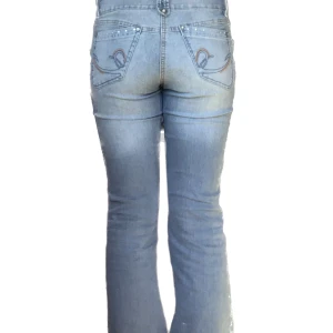 Lågmidjade jeans - Sååå snygga lågmidjade jeans med rhinestones detaljer! Inga defekter, stretchiga