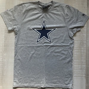 New era NFL Dallas Cowboys T-shirt - Bra skick, knappt använd. Strl M. Nypris 349kr.