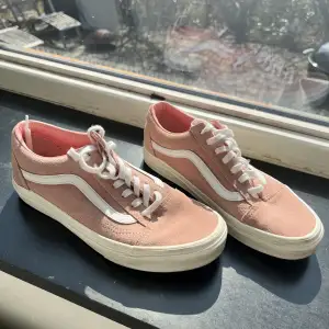 Ett par rosa sneakers från Vans. Jättefina och bara använda två gånger. Spår av användning syns på sulan, men det går enkelt att tvätta bort.  Normal i storlek