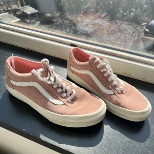 Ljusrosa vans  - Ett par rosa sneakers från Vans. Jättefina och bara använda två gånger. Spår av användning syns på sulan, men det går enkelt att tvätta bort.  Normal i storlek