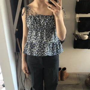 Blommigt linne - Ett fint blommigt volang linne. Används inte längre.