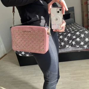 Crossbody Michael kors - Mint condition. Used a couple of times.