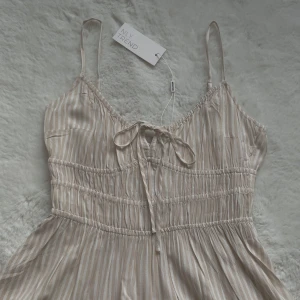 Sommarklänning - Säljer denna jättefina klänning från Nelly trend, oanvänd med lappar kvar! Perfekt till midsommar, student eller examen 🥰