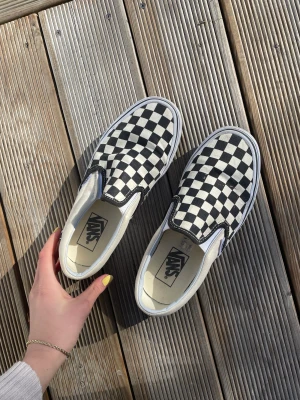 Vans  - Schackrutigt vans i storlek 38! Knappt använda så jättefint skick. Säljer för 160kr