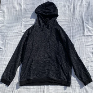 Hoodie i svart - Svart ish hoodie från hm. Bra skick säljes pga inte min stil. Den är XXL men jag har haft den som oversized.