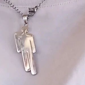 Söker ÄKTA billie eilish halsband MED box som den fanns i när man köpte den  -  SÖKER!!! De kan vara vilken som helst av dem tre med box och det ska vara äkta från hennes hemsida 