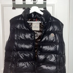 Moncler Tib Down Vest strl. 2 - Moncler Tib down vest, strl 2. Motsvarar M men funkar för S också. Köptes från HighEndSweden, äkta såklart och fler bilder kan ordnas vid behov! Priset kan alltid diskuteras
