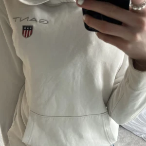 Gant hoodie - Säljer denna fina ganthoodie då jag  inte hittat tillfälle att använda den Nypris: 1000
