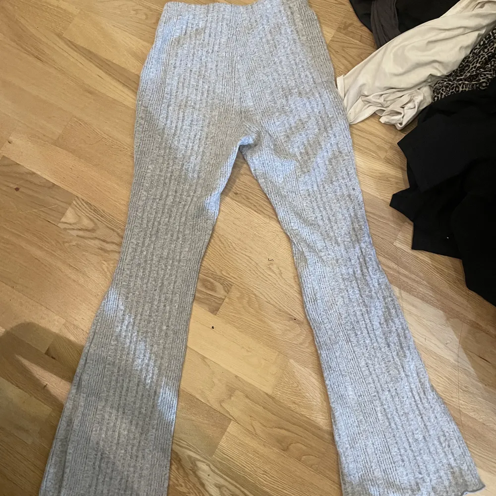 Säljer dessa leggings då jag köpte i fel storlek och är för småa för mig.. Jeans & Byxor.