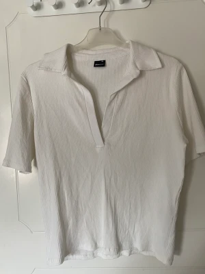 T-shirt  - Väldigt fin tröja från ginatricot som år ribbad i tyget. Den är en xxl men sitter som en L/XL och har tyvärr inte kommit till användning då v-ringat inte är något för mig