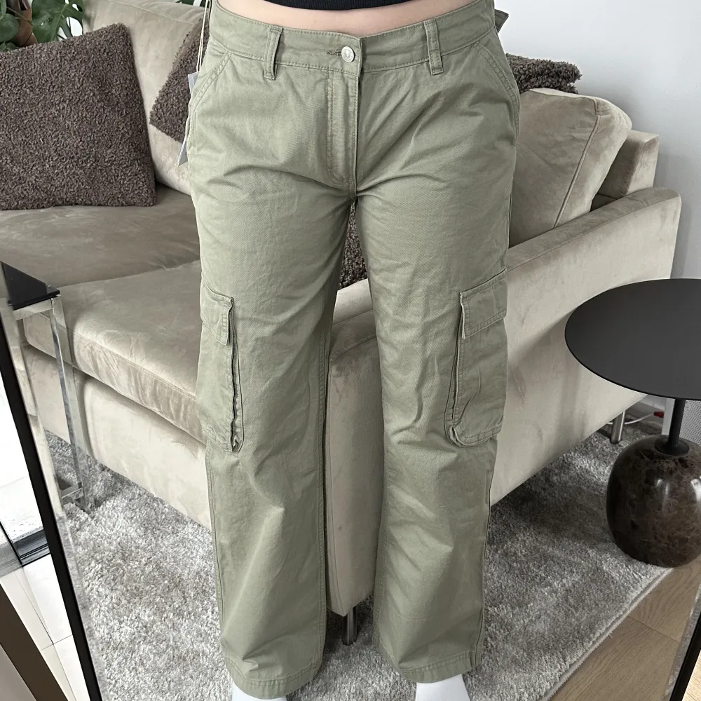 Low waist cargo jeans i storlek 40 från Gina Tricot, helt oanvända. Fin grön färg och snygga detaljer! 💚. Jeans & Byxor.
