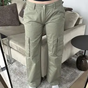 Low waist cargo jeans i storlek 40 från Gina Tricot, helt oanvända. Fin grön färg och snygga detaljer! 💚