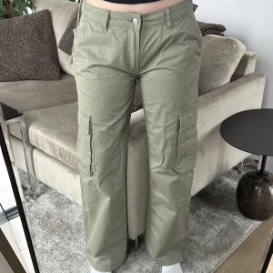 Cargobyxor - Low waist cargo jeans i storlek 40 från Gina Tricot, helt oanvända. Fin grön färg och snygga detaljer! 💚