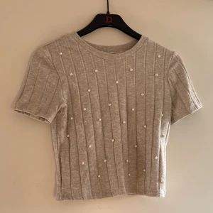 topp från zara - Topp från zara med pärlor på, aldrig använd enbart testad, storlek S. säljer för 50kr