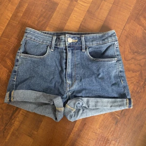Jeansshorts  - Jensshorts som passar perfekt till sommaren och är i fint skick!