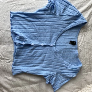 Blå t-shirt  - Blå t-shirt från SHEIN. Storlek S använt få tal gånger, den är lite kort
