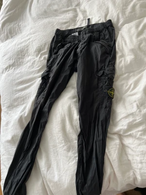 Stone island cargo - Säljer nu mina Stone island cargo byxor. Storlek motsvarar M/L. Skick 6,5/10. Köpta för 3500.