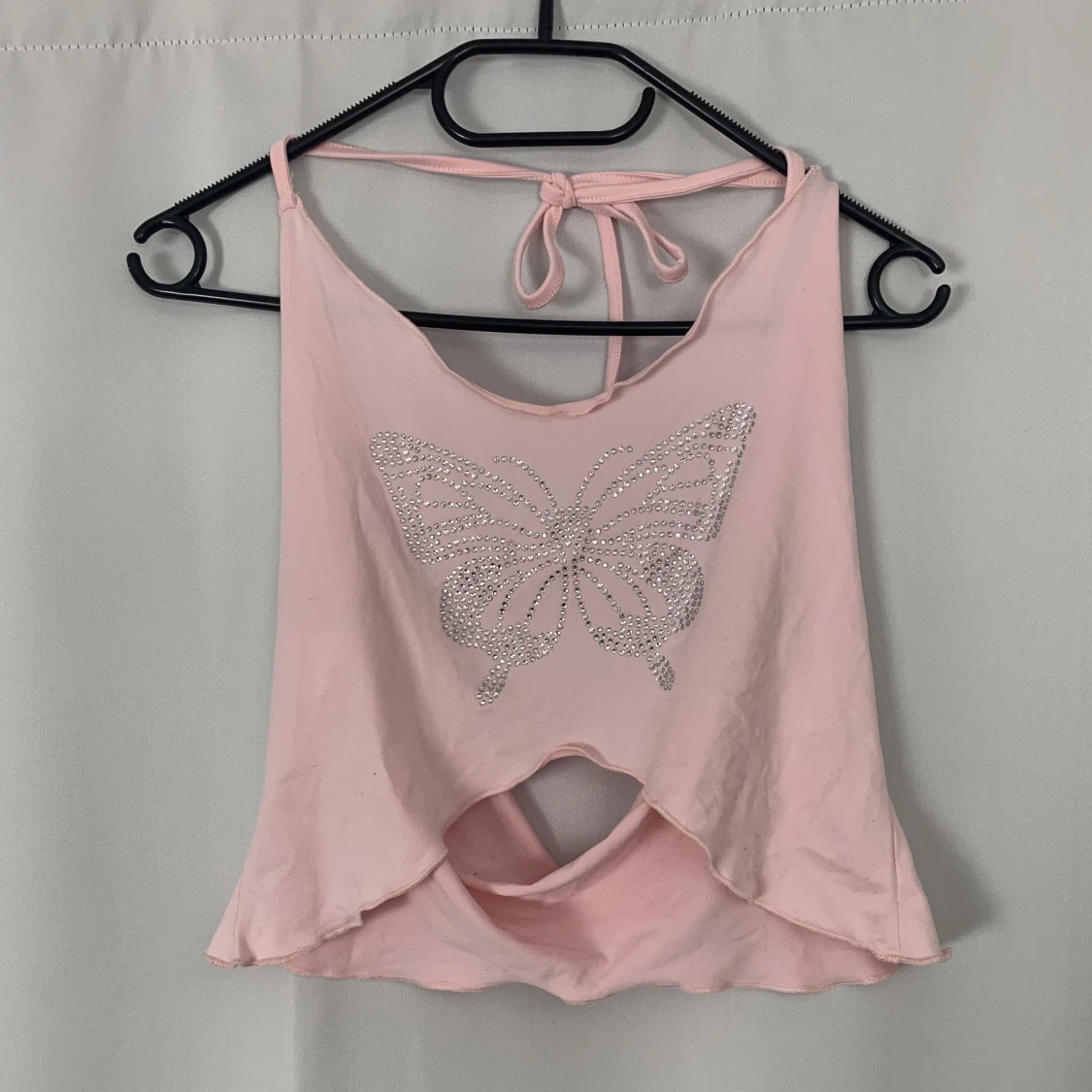 Halterneck topp med fjäril