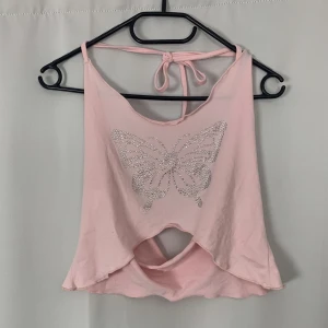 Halterneck topp med fjäril - Supersöt oanvänd topp med stenar formad som en fjäril💕 köpes gärna tillsammans med andra toppar för samfrakt och billigare pris