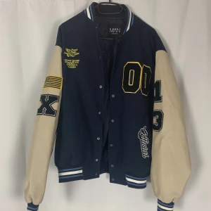 Collage jacka - Varsity bomberjacka perfekt nu till våren. Använd bara en säsong så är alltså i bra skick. Skriv för fler bilder😊