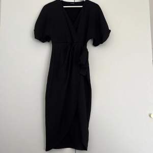 Knälång klänning i färgen svart från Gina Tricot. Klänningen är använd ca 3 gånger, väldigt fin i skicket. 
