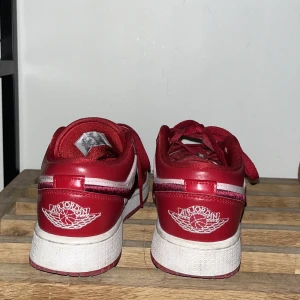 Jordan air 1 low - Säljs på grund av att de inte används så mycket. Säljs i nuvarande skick vilket är väldigt bra förutom att det är en liten fläck på högra skon i tyget. Går med största sannolikhet bort men det är inget som har stört mig. Köpta för 2000kr, säljer för 600kr