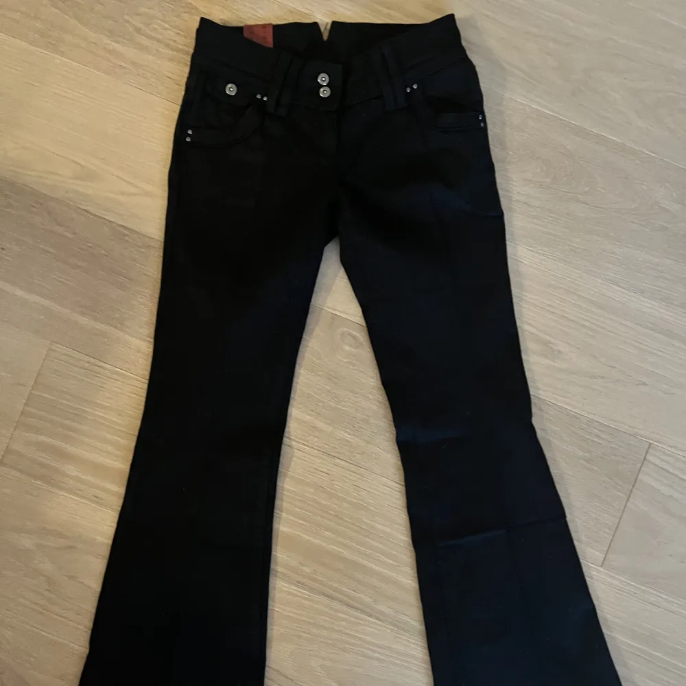 Snygga helt nya lågmidjade jeans i storlek 36! Köparen står för frakten! Kan gå ner i pris vid snabb affär.. Jeans & Byxor.