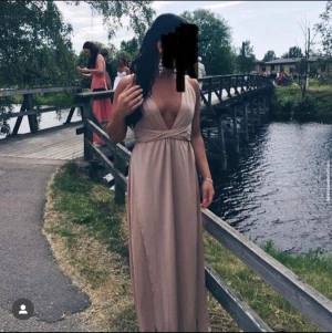 Balklänning  - Balklänning som kan knytas på många olika sätt. 