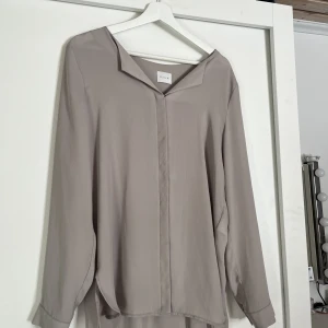 Fin blus - Jätte fin blus i grå/beige färg, modern. I storlek M från vila. Använd fåtal gånger.
