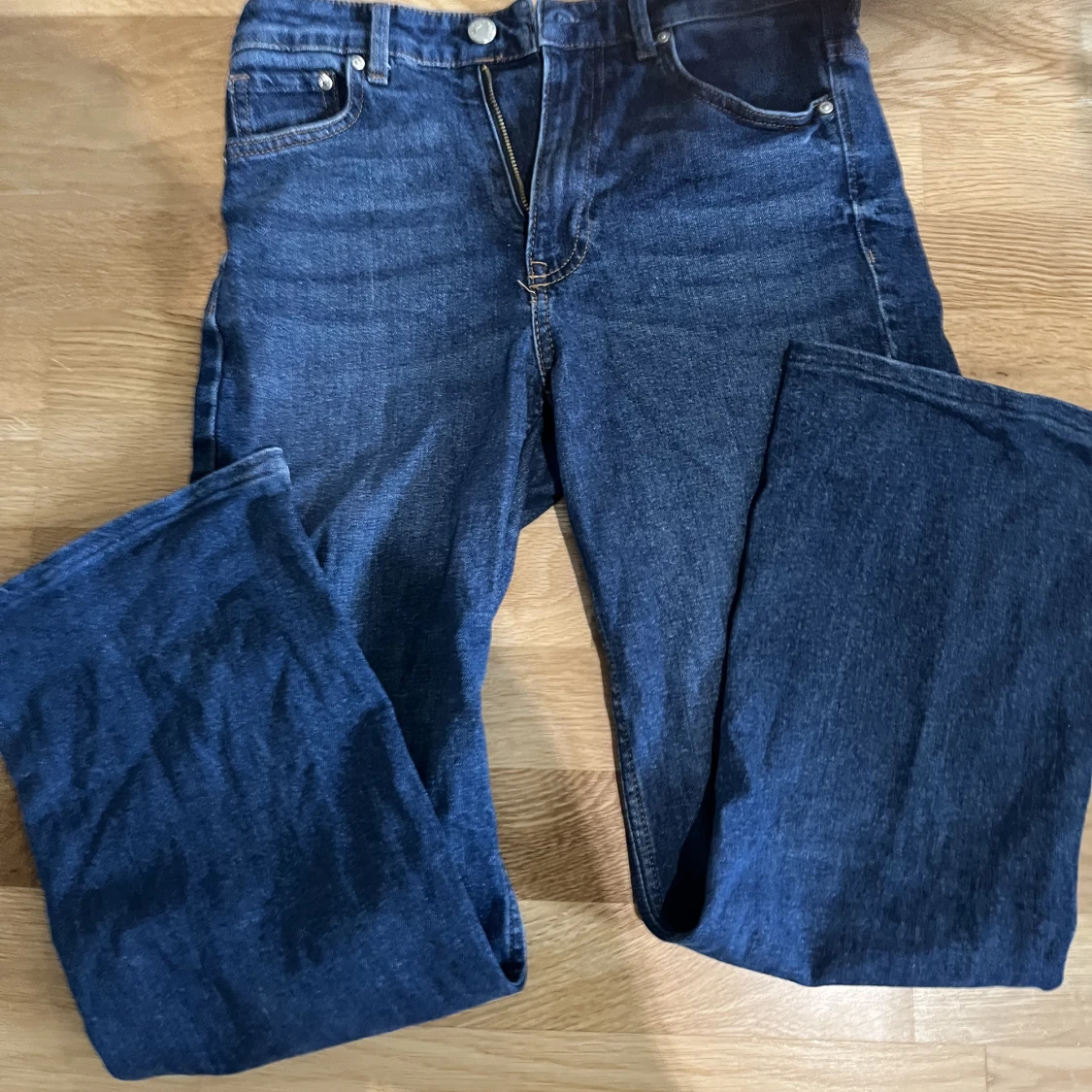 Mörkblåa jeans 
