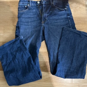 Mörkblåa jeans  - Mörkblå bootcut jeans. 