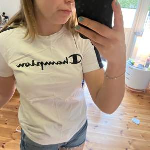 Jag säljer denna Champion T-shirt för att den inte kommer till användning. Tröjan är i storlek S. Hör av dig för fler bilder!😃